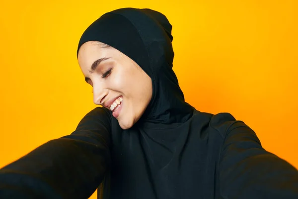 Muçulmana felicidade moda vestuário mão gesto isolado fundo — Fotografia de Stock