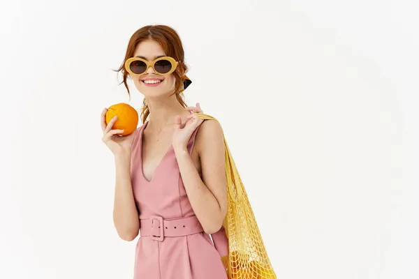 Kvinna i rosa klänning mode studio attraktiv look modell — Stockfoto