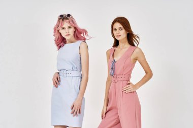 Moda elbiseli iki kadın model dekorasyonu yapıyor.