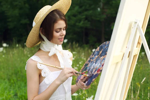 Woman in white dress outdoors artist drawing easel — Stock Photo, Image