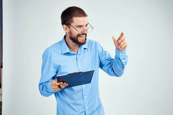 Gerente de camisa azul vestindo óculos emoções de sucesso Profissional — Fotografia de Stock