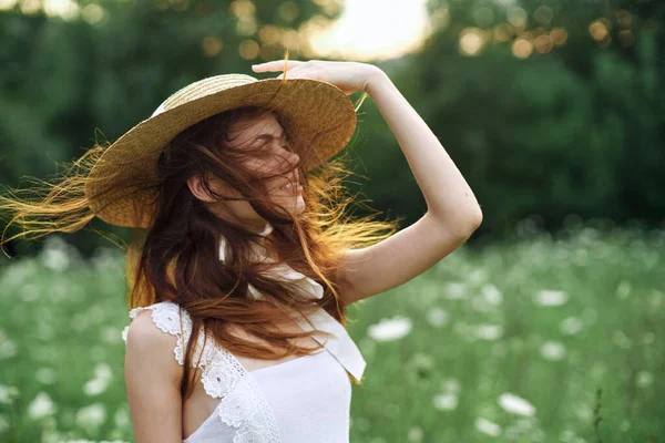 陽気魅力的な女性の夏の自然花の休暇 — ストック写真