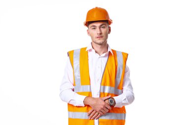 Turuncu yelek giyen mühendis profesyonel poz veriyor.