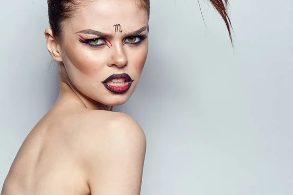 Портрет женщины Скорпион моды гламурная прическа модели студии — стоковое фото
