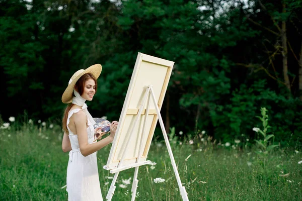 Mooie vrouw in wit jurk buiten tekenen kunst creatief — Stockfoto