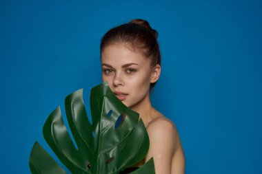 Güzel bir kadın. Çıplak omuzlar. Kırmızı dudaklar.