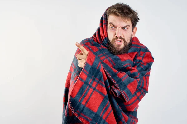Koude man met deken verwarmen drank gezondheidsprobleem — Stockfoto