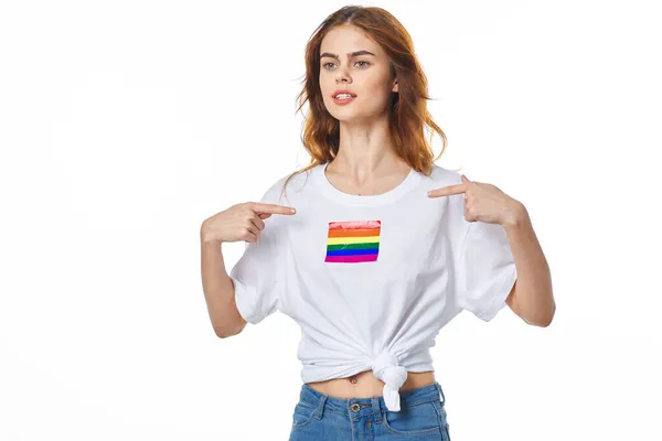 Vrouw met lgbt vlag transgender gemeenschap licht achtergrond — Stockfoto