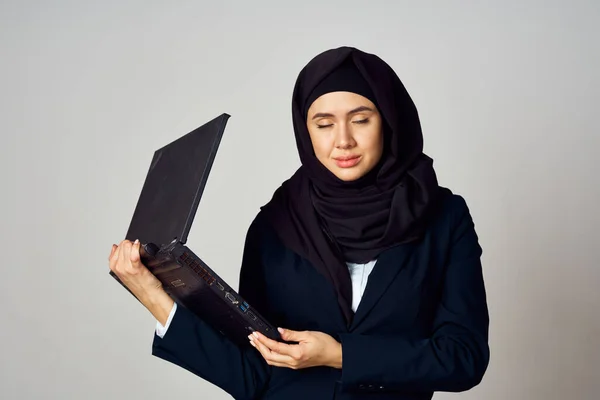 在黑头巾笔记本电脑工作的妇女技术办公室 — 图库照片