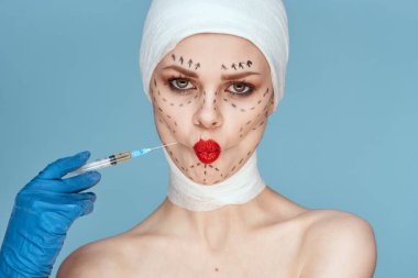 Güzel kadın estetik yüz cerrahisi kliniği vücut bakımı mavi arka plan