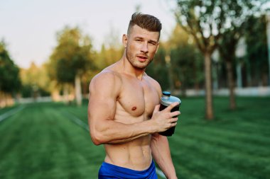 Parklarda vücut geliştirme egzersizi yapan erkek sporcu.