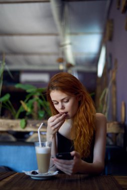 Kafedeki güzel kadın. İçki, iletişim rahatlığı.