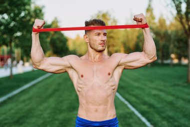 Parkın spor salonunda şişkin vücutlu atletik bir adam.