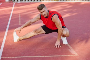 Spor salonunda egzersiz yapan atletik bir adam.