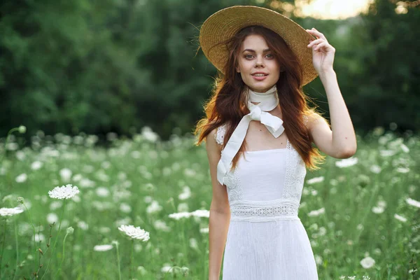 Hübsche Frau im weißen Kleid Vintage Natur posiert Mode — Stockfoto