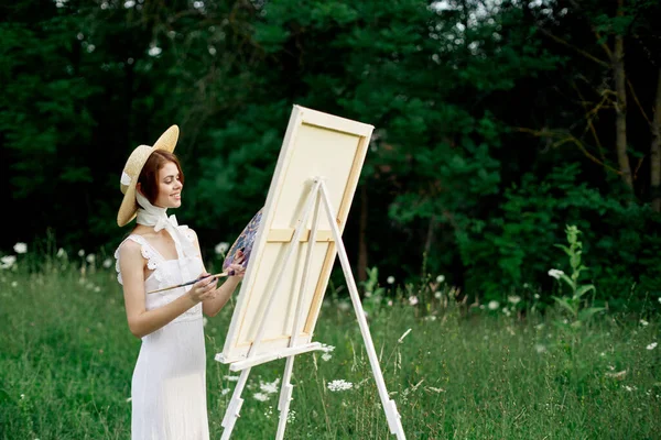 Pretty woman in white dress outdoors drawing art creative — Stock Photo, Image
