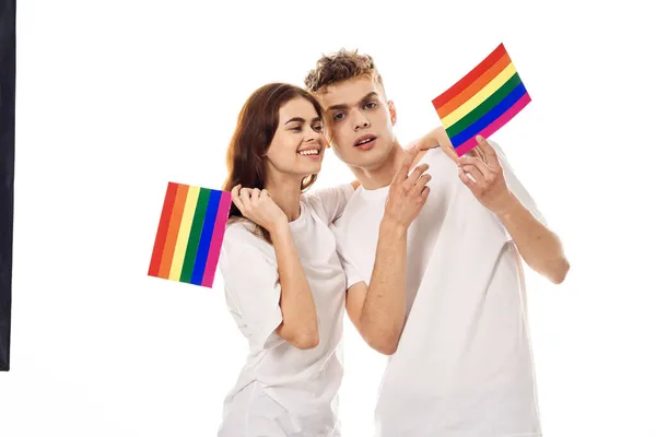 Pár v bílých tričkách vlajka lgbt transgender sexuální menšiny — Stock fotografie