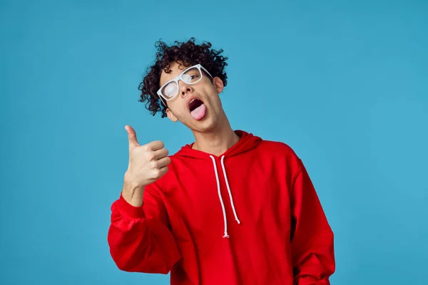 Ricci ragazzo in un maglione rosso posa moda moderno stile hipster — Foto Stock