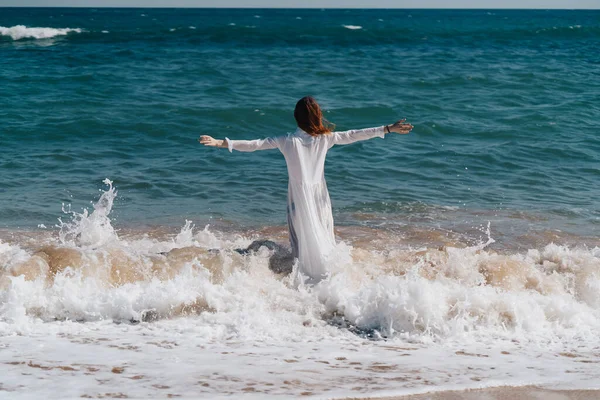 Donna in abito bianco vicino all'oceano camminare aria fresca paesaggio — Foto Stock