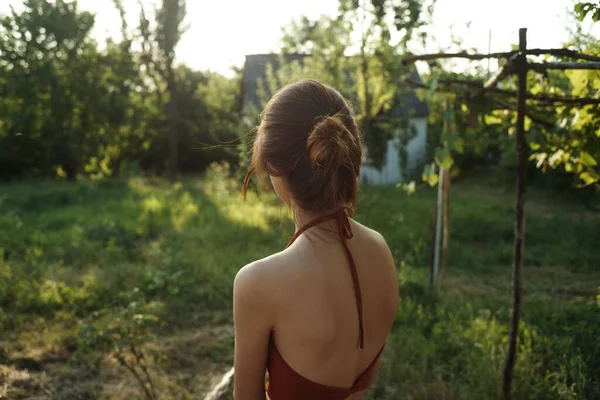 Frau gießt Pflanzen im Garten Natur wächst — Stockfoto