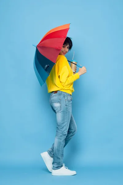 Femme gaie avec parapluie coloré arc-en-ciel posant style de rue — Photo