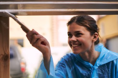 Koruyucu giysi yenileme evindeki kadın ressam