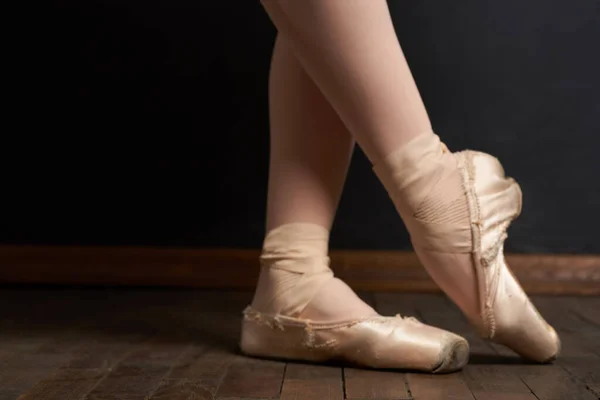 Ballerina gambe esercizio prestazioni stile classico primo piano — Foto Stock