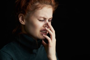 Gözü morarmış ağlayan kadın tacize uğramış.