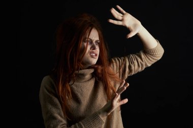 Gözlerinin altında morluklar olan korkmuş kadın depresyon istismarını yeniyor.