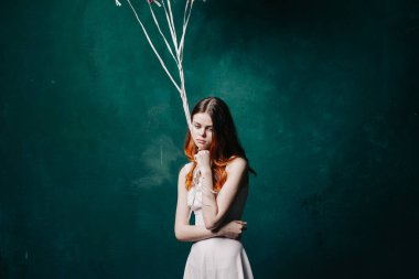 Kırmızı balonlu güzel kadın tatil yeşil arka plan