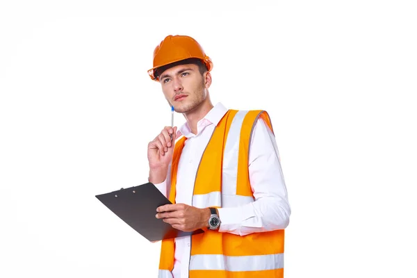 Hombre en naranja duro sombrero ingeniero trabajo profesionales construcción — Foto de Stock