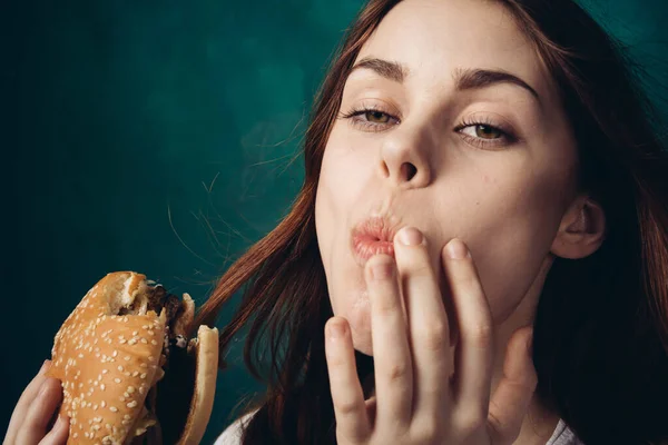 Kobieta jedzenie hamburger fast food przekąska zbliżenie — Zdjęcie stockowe