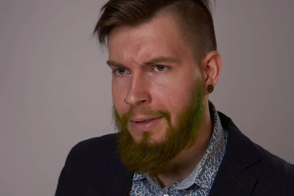 Красивый бородатый мужчина в пиджаке позирует крупным планом — стоковое фото