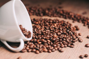 Bir fincan kahve. Sıcak içecek. Nesnenin dökülen taneleri.