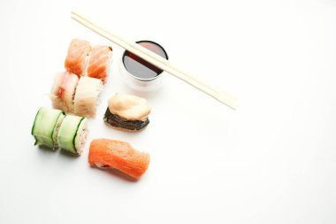 Suşi çubukları soya sosu, aperatif Japon mutfağı.