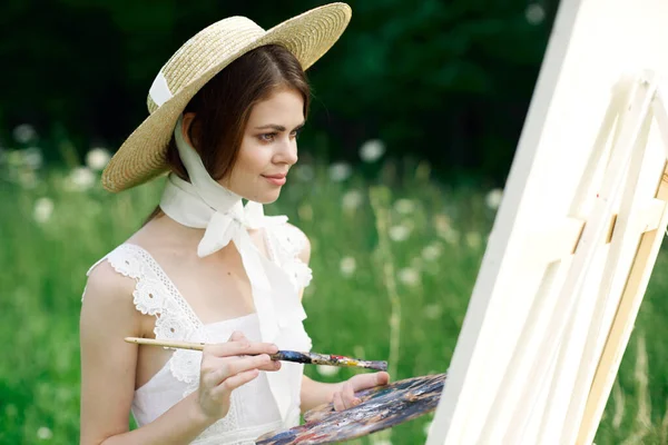 Kobieta artysta widok z paletą farb rysuje obraz w przyrodzie — Zdjęcie stockowe