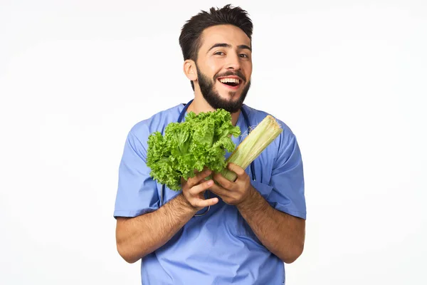 Diététiste joyeux avec des légumes dans les mains vitamines aliments sains — Photo