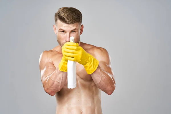 Homem com músculos bombeados detergente posando limpeza — Fotografia de Stock