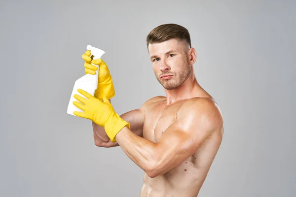 Férfi szivattyús izmok mosószer pózol tisztítás — Stock Fotó