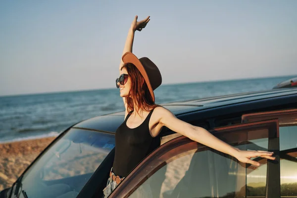 Frau am Strand ist mit Auto mit Sonnenbrille unterwegs — Stockfoto