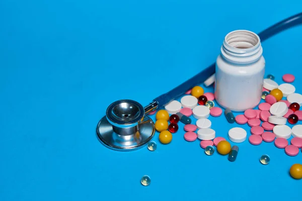의약품 항아리 비타민 캡슐의 의약품푸른 배경 — 스톡 사진