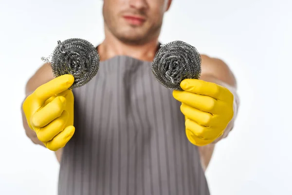 Opgepompte man in rubberen handschoenen metalen sponzen close-up — Stockfoto