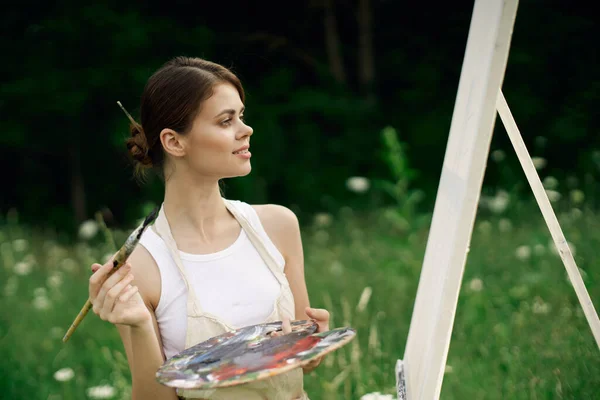 Donna all'aperto dipingere un quadro paesaggio hobby creativo — Foto Stock