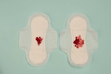 Kanlı, kadınsı hijyen regl koruma üst görünüm