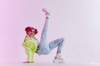 şık bir kadın pembe saçlar moda kıyafetleri moda tarzı eğlence tasarımı