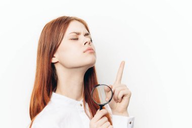 Beyaz gömlekli neşeli kadın el arama aracında.