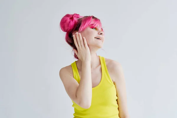 Mulher alegre no top tanque amarelo cabelo rosa posando estilo de vida — Fotografia de Stock