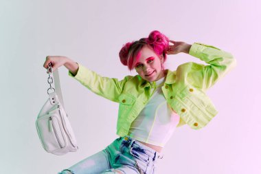 Güzel kadın parlak makyaj poster tarzı kıyafetler asidik tasarım