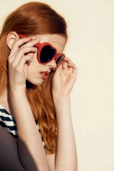 Csinos nő pózol divat glamor vörös haj stúdió — Stock Fotó