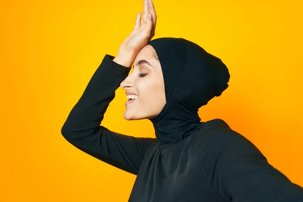 Άραβας γυναίκα ευτυχία μόδα ρούχα χειρονομία χέρι απομονωμένη φόντο — Φωτογραφία Αρχείου